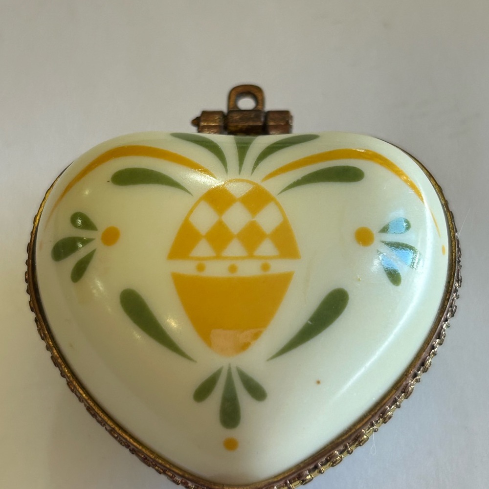 Valerie Hill Parr vintage, ceramic heart-shaped trinket box